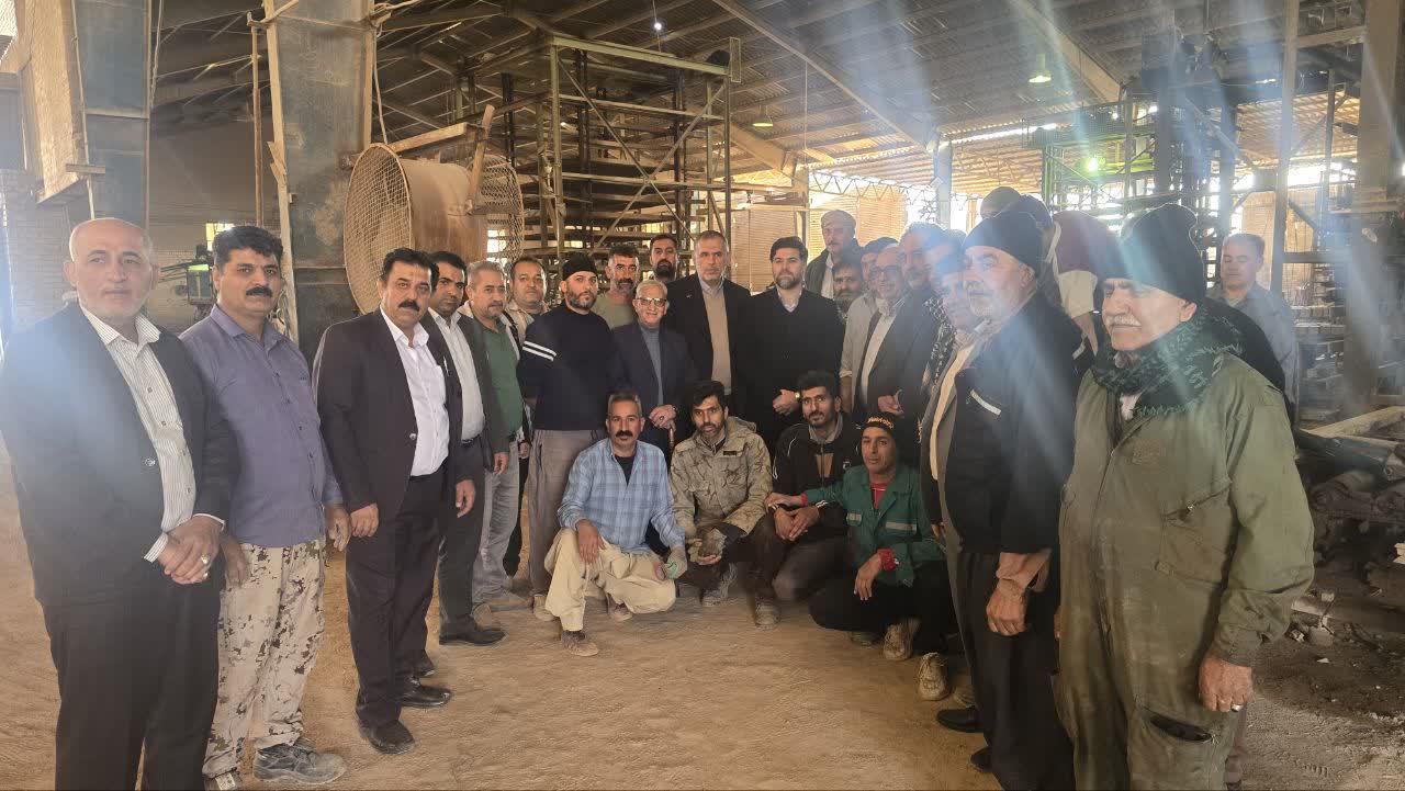 بازدید سید محسن موسوی زاده، فرماندار، بخشدار و اعضای شورای بخش مرکزی شهرستان کارون از کارخانه آجر روستای جنگیه   این مجموعه بعد از تعطیلی طولانی مدت و پس از سالها با تلاش و پیگیری مستمر به چرخه تولید بازگشته است و قریب صد نفر بصورت مستقیم و غیر مستقیم در فاز اول در این کارخانه مشغول شده اند
