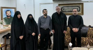 موسوی‌زاده در دیدار با خانواده شهید علی هاشمی: شهید علی هاشمی نماد ولایتمداری و مقاومت خوزستان است/ پیگیر گنجاندن زندگی‌نامه «سردار هور» در کتب درسی بومی هستیم